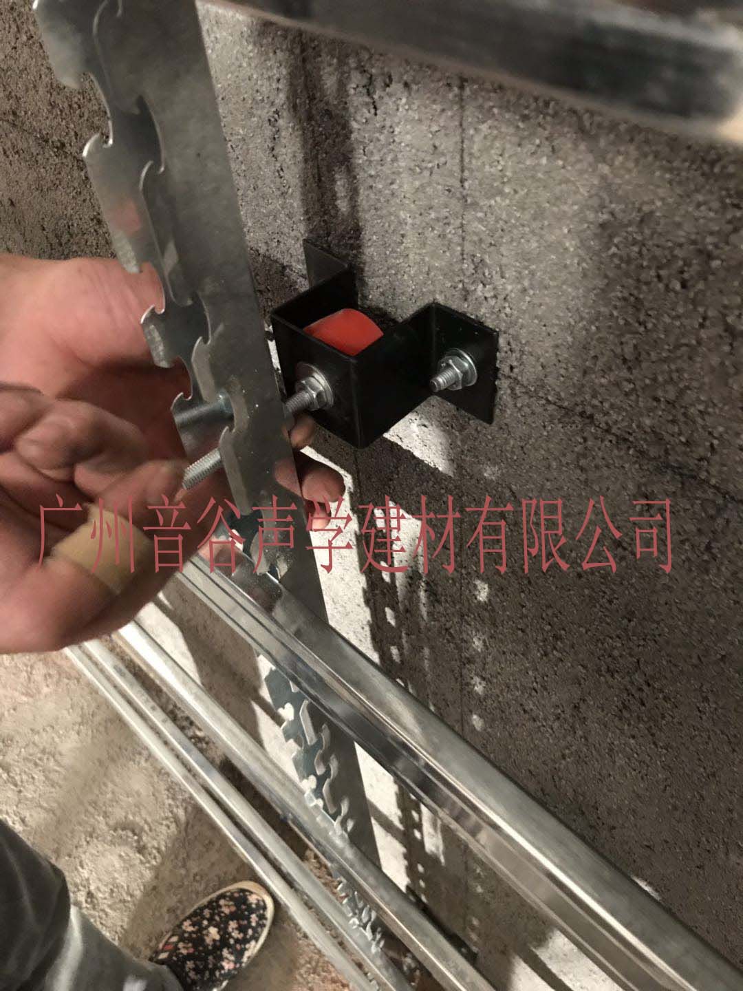 墙面墙体减震器安装图解
